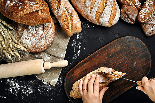 포토 JPG 해외이미지 손 빵 신체부위 여러개 잡기 자르기 밀 밀가루 제빵 밀대 식칼 나무도마 핸드메이드 해외202309 해외포토 음식 다수 모션 주방용품 곡류 도마 사람 목재 제과제빵 가루 파일형식