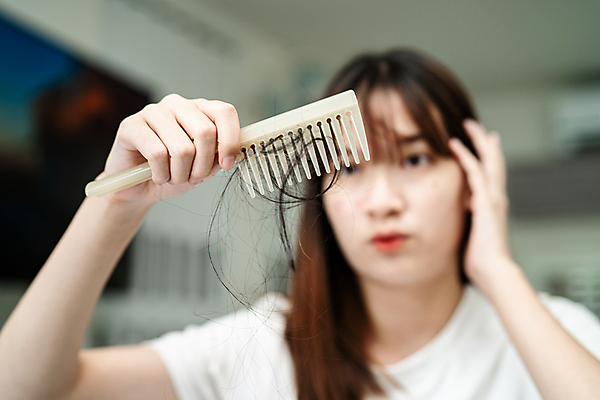 포토 JPG 해외이미지 여자 한명 들기 동양인 상반신 머리카락 머리빗 걱정 헤어관리 탈모 해외202309 해외포토 1 감정 모션 사람 인종 뷰티 머리 미용용품 증상 파일형식