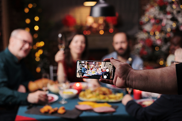 포토 JPG 해외이미지 손 여자 노년 남자 행복 음식 크리스마스 가족 식탁 조명 함께함 수저 대화 들기 여러명 상반신 성인 앞모습 옆모습 아웃포커스 신체부위 빛 스마트폰 파티 식사 샴페인 셀프카메라 연말 해외202309 해외포토 식기 기념일 감정 뷰포인트 다수 컨셉 관계 모션 탁자 주류 촬영기법 말하기 사람 이벤트 핸드폰 스마트기기 사진촬영 파일형식