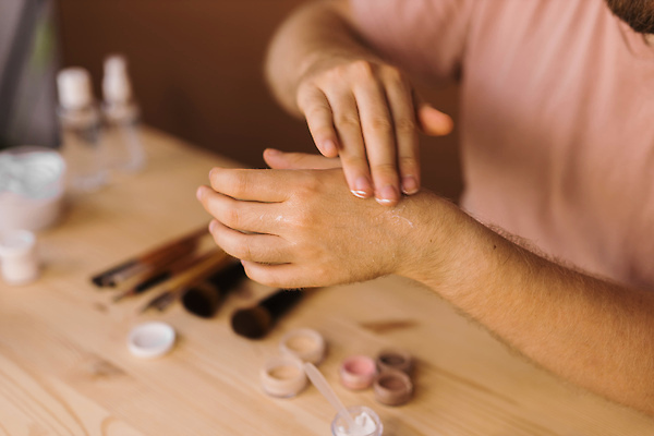 포토 JPG 해외이미지 남자 한명 상반신 성인 뷰티 화려 바르기 메이크업아티스트 아이섀도 메이크업브러쉬 수분크림 성인남자한명만 크리에이터 영상촬영 해외202309 해외포토 직업 1 컨셉 모션 사람 촬영 화장품 붓 남자한명만 성인남자만 파일형식 1인미디어