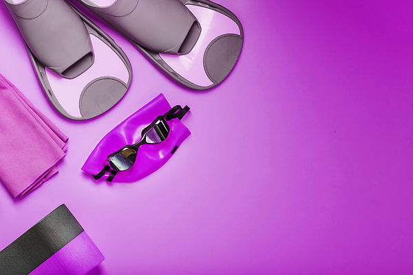 포토 JPG 해외이미지 사람없음 수건 보라색 물안경 오리발 수영모 카피스페이스 해외202309 해외일러스트 해외포토 컬러 위생용품 공백 수영용품 파일형식