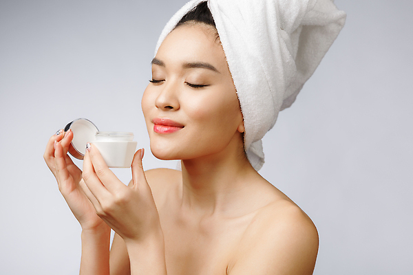 포토 JPG 해외이미지 여자 한명 들기 동양인 상반신 성인 옆모습 뷰티 눈감음 크림 팩 성인여자한명만 해외202309 해외포토 1 뷰포인트 모션 사람 인종 화장품 여자한명만 성인여자만 파일형식