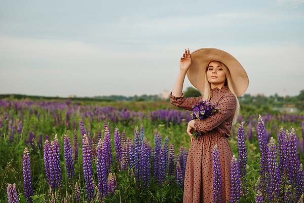 포토 JPG 해외이미지 응시 여자 잎 꽃밭 안기 한명 들기 상반신 성인 야외 뷰티 노을 허브 밀짚모자 내추럴 허브꽃 성인여자한명만 해외202309 해외포토 자연요소 식물 모자_잡화 1 시선 꽃 모션 사람 여자한명만 성인여자만 파일형식