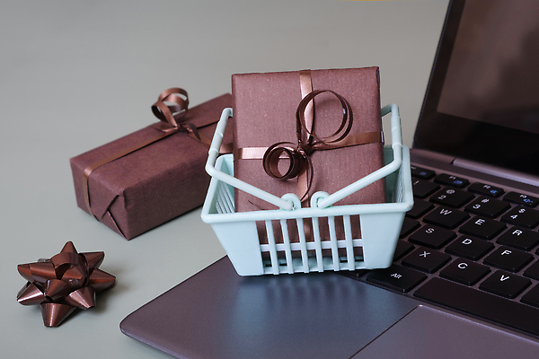 포토 JPG 해외이미지 라이프스타일 크리스마스 인터넷 비즈니스 휴가 주택 사람없음 노트북 쇼핑 컴퓨터 상자 세일 우주 상점 공책 시장 구매 상품 온라인쇼핑 질서 소매 온라인 물류 판지 전자상거래 매각 목록 프리랜서 카피스페이스 블랙프라이데이 해외202309 해외포토 직업 기념일 데이이벤트 문구용품 건물 생활 전자제품 공백 예절 파일형식