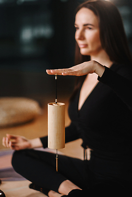 포토 JPG 해외이미지 여자 한명 들기 성인 목재 아웃포커스 명상 가부좌 성인여자한명만 싱잉볼 해외202309 해외포토 나무 1 재료 모션 촬영기법 사람 앉기 불교용품 여자한명만 성인여자만 파일형식