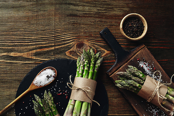 포토 JPG 해외이미지 도마 쟁반 사람없음 하이앵글 묶기 아스파라거스 노끈 나무숟가락 나무배경 해외202309 해외포토 줄 뷰포인트 백그라운드 채소 모션 주방용품 숟가락 파일형식