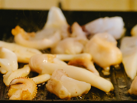 포토 JPG 해외이미지 동물 접시 손 웰빙 가정 낚시 연체동물 무척추동물 건강 육류 갑각류 동양인 사람없음 물 주방 요리사 식사 이탈리아 흰색 신선 개울 칼 떨어짐 그릴 씻기 자르기 해산물 오징어 준비 손질 팔 촉수 점심식사 핸드메이드 여자한명만 맛있는 해외202309 해외포토 자연요소 직업 식기 유럽 컬러 컨셉 식재료 모션 주방용품 레저 인종 신체부위 강 수중동물 청결 여자만 파일형식