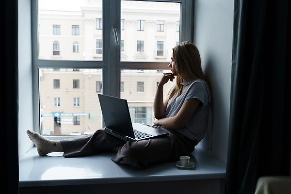 포토 JPG 해외이미지 백인 학생 라이프스타일 여자 교육 행복 백그라운드 인터넷 비즈니스 통신 창문 주택 직장 실내 한명 미소 사람 앉기 성인 내부 노트북 학습 스터디 컴퓨터 사무실 뷰티 공책 흰색 업무 작업 무선전화기 온라인 프리랜서 혼자 해외202309 해외포토 서양인 직업 1 감정 컬러 회사 모션 문구용품 표정 건물 생활 전자제품 전화기 파일형식