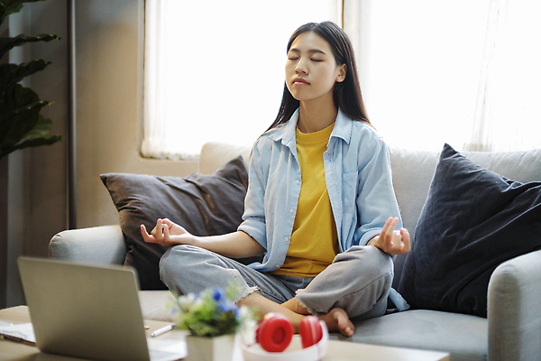 포토 JPG 해외이미지 라이프스타일 여자 포즈 가구 거실 요가 청소년 휴식 스트레스 실내 건강 연꽃 한명 앉기 취미 소파 운동 반사 평화 침묵 방 마음 표현 집중 연습 명상 안심 리빙 단절 치유 혼자 카피스페이스 해외202309 해외포토 1 웰빙 꽃 생활용품 컨셉 의자 모션 육류 사람 내부 생활 소리 공백 파일형식