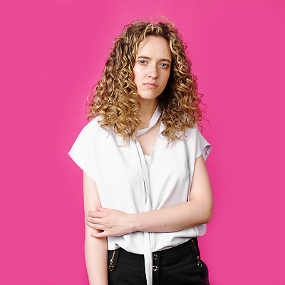 포토 JPG 해외이미지 백인 모델 감정 얼굴 셔츠 생각 청소년 스트레스 갈색머리 실내 한명 서기 사람 가로 회색 슬픔 분노 표현 자신감 좌절 자르기 명상 걱정 두통 문제 팔 불만 나쁜 고립 부정적 심각 우울증 편두통 혼자 해외202309 해외포토 서양인 1 헤어스타일 컬러 컨셉 상의 모션 내부 신체부위 고통 질병 파일형식