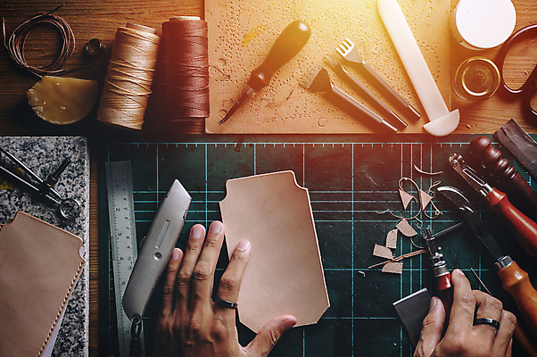 포토 JPG 해외이미지 손 신체부위 도구 작업 가죽 책상 오브젝트 수공예 DIY 가죽공예 공예가 소가죽 해외202309 해외포토 가구 사람 취미 공예 파일형식