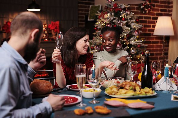 포토 JPG 해외이미지 여자 남자 행복 음식 크리스마스 가족 식탁 조명 함께함 수저 대화 들기 상반신 성인 앞모습 옆모습 세명 빛 파티 식사 샴페인 연말 성인만 해외202309 해외포토 식기 기념일 감정 뷰포인트 컨셉 관계 모션 탁자 주류 말하기 사람 이벤트 파일형식