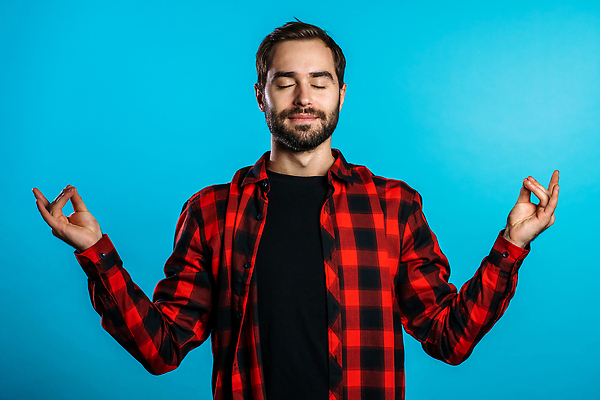 포토 JPG 해외이미지 스튜디오촬영 백인 라이프스타일 남자 얼굴 선 포즈 백그라운드 컨셉 쿠션 요가 청소년 휴식 갈색머리 실내 건강 한명 사람 앉기 성인 신체부위 캐주얼 세로 화목 에너지 흰색 집중 명상 만족 고립 남자한명만 성인만 해외202309 해외포토 서양인 1 헤어스타일 웰빙 옷 감정 컬러 모션 내부 생활 남자만 파일형식