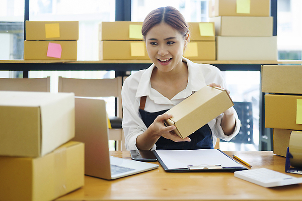 포토 JPG 해외이미지 여자 실내 한명 들기 동양인 성인 쌓기 택배 택배상자 박스포장 온라인쇼핑몰 성인여자한명만 해외202309 해외포토 1 포장 모션 사람 인종 내부 상자 운송업 쇼핑몰 온라인 여자한명만 성인여자만 파일형식