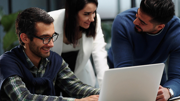 포토 JPG 해외이미지 백인 직업 여자 남자 비즈니스 사업가 노동자 직장 3 사람 정장 성인 가로 세명 친구 노트북 컴퓨터 사무실 긴급 타이핑 비즈니스맨 비즈니스우먼 자신감 퍼즐 실패 좌절 밀기 질문 무선전화기 책상 동료 긍정 시스템 비서 문제 포인트 소통 이슈 해외202309 해외포토 서양인 옷 감정 가구 컨셉 회사 관계 모션 금융 전자제품 직장인 전화기 파일형식