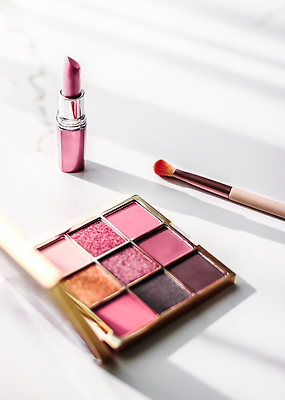 포토 JPG 해외이미지 백그라운드 사람없음 세트 뷰티 립스틱 화려 대리석 아이섀도 메이크업브러쉬 해외202309 해외포토 컨셉 재료 화장품 붓 파일형식