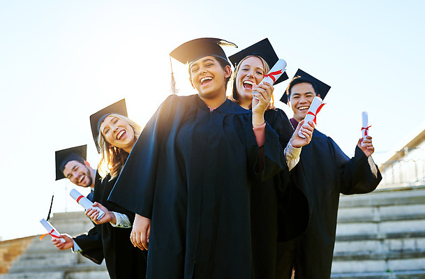 포토 JPG 해외이미지 서양인 여자 남자 학사모 학교 졸업식 졸업생 웃음 들기 여러명 상반신 성인 앞모습 졸업가운 졸업장 성인만 해외202309 해외포토 외국인 모자_잡화 교육 뷰포인트 다수 졸업 모션 표정 사람 가운 파일형식