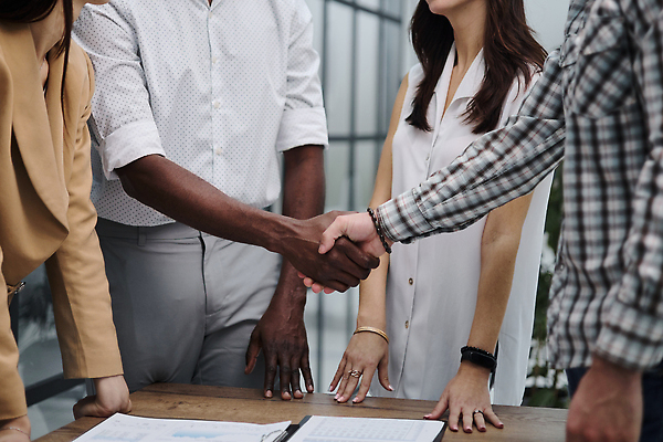 포토 JPG 해외이미지 직업 손 남자 비즈니스 사업가 통신 성공 회의 협력 설계 악수 함께함 협상 사람 사람없음 사무실 거래 인사 업무 비즈니스맨 비즈니스우먼 그룹 고객 동료 계약 만족 만들기 긍정 떨림 경영 동의 블러 지원 프로젝트 헬프 콜라보레이션 해외202309 해외포토 여자 감정 컨셉 관계 모션 손짓 신체부위 예절 작업 도움 직장인 파일형식