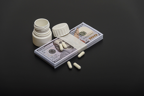 포토 JPG 해외이미지 백그라운드 지폐 돈 비즈니스 건강 사람없음 치료 금융 경제 알약 약 달러 질병 약국 조제 계산서 비용 해외202309 해외포토 의학 재산 만들기 파일형식