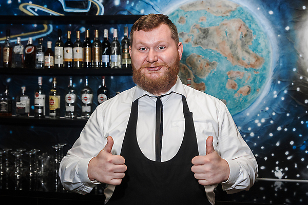 포토 JPG 해외이미지 응시 남자 한명 정장 상반신 성인 바텐더 따봉 성인남자한명만 해외202309 해외포토 1 시선 옷 사람 최고 남자한명만 성인남자만 파일형식