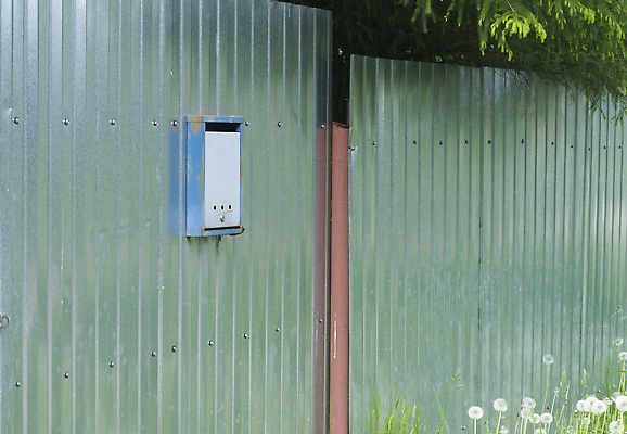 포토 JPG 해외이미지 종이 벽 통신 주택 사람없음 야외 초록색 상자 숫자 마을 금속 메시지 신문 뉴스 작음 편지 부식 잠금 옛날 카피스페이스 해외202309 해외포토 문자 컬러 재질 건물 간행물 공백 크기 보안 파일형식