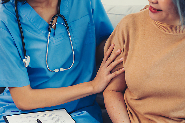 포토 JPG 해외이미지 여자 노년 행복 할머니 청진기 병원 앉기 동양인 상반신 성인 두명 앞모습 펜 건강관리 환자 간호사 서류판 여자만 어깨에손 해외202309 해외포토 감정 뷰포인트 의학 의료기기 모션 건강 관리 사람 인종 필기구 사무용품 의료진 파일형식