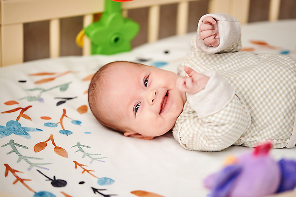 포토 JPG 해외이미지 응시 인형 한명 상반신 옆모습 귀여움 신생아 유아복 아기침대 여자아기한명만 해외202309 해외포토 1 시선 옷 뷰포인트 컨셉 사람 아기용품 침대 아기 여자한명만 여자아기만 파일형식