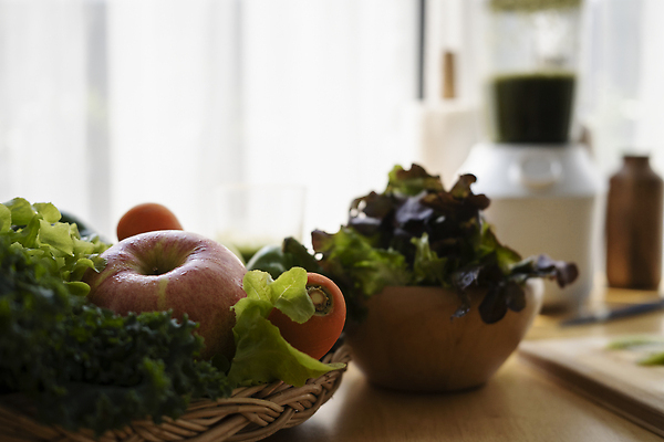 포토 JPG 해외이미지 채소 사람없음 아웃포커스 당근 신선 커튼 사과 믹서 건강식 나무그릇 식단관리 라탄바구니 해외202309 해외포토 그릇 음식 과일 뿌리채소 촬영기법 목재 바구니 파일형식