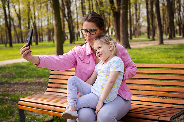 포토 JPG 해외이미지 공원 딸 행복 어린이 인터넷 벤치 가족 자연 엄마 휴식 갈색머리 함께함 사랑 웃음 두명 스마트폰 금발 봄 기쁨 잡기 셀프카메라 핸들 손목시계 바쁨 중독 돌봄 해외202309 해외포토 헤어스타일 계절 공공시설 감정 시계 컨셉 의자 장신구 관계 모션 표정 사람 핸드폰 스마트기기 사진촬영 생태계 파일형식