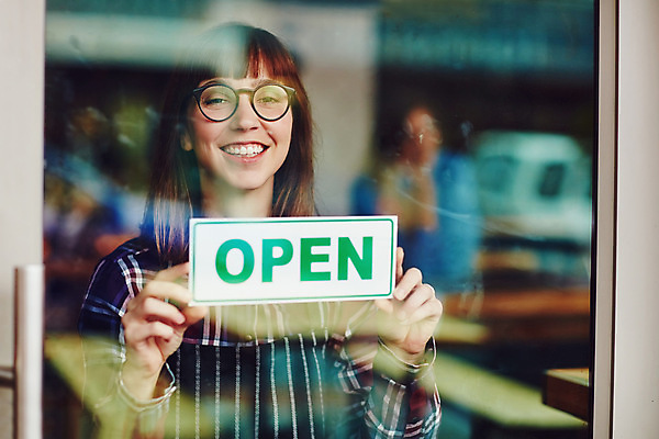 포토 JPG 해외이미지 여자 비즈니스 사업가 한명 들기 상반신 성인 앞모습 표지판 오픈 사장 창업 개업 성인여자한명만 안경낌 소상공인 해외202309 해외포토 직업 1 안경 뷰포인트 모션 알림판 사람 경제 상인 자영업 여자한명만 성인여자만 파일형식