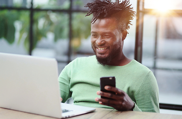 포토 JPG 해외이미지 직업 1 남자 행복 흑인 비즈니스 모바일 고글 세포 파노라마 말하기 대화 한명 미소 사람 인종 정장 성인 가로 노트북 스마트폰 핸드폰 컴퓨터 사무실 듣기 비즈니스맨 중앙 연결 사이버 전화기 스마트 책상 컨설턴트 경영자 부름 경영 해외202309 해외포토 서양인 옷 감정 가구 컨셉 모션 촬영기법 표정 전자제품 스마트기기 직장인 전문직 상담 리더 파일형식