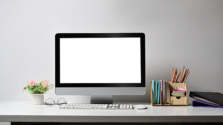 포토 JPG 해외이미지 꽃 화분 안경 사람없음 모니터 다이어리 키보드 마우스 포스트잇 연필꽂이 목업 카피스페이스 해외202309 해외포토 식물 잡화 문구용품 컴퓨터 컴퓨터용품 사무용품 공백 메모지 파일형식