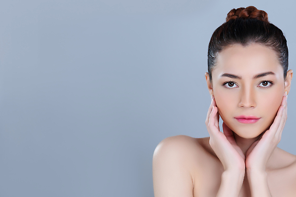 포토 JPG 해외이미지 응시 여자 한명 상반신 성인 앞모습 뷰티 깨끗함 꽃받침 성인여자한명만 해외202309 해외포토 1 시선 뷰포인트 컨셉 사람 손짓 여자한명만 성인여자만 파일형식