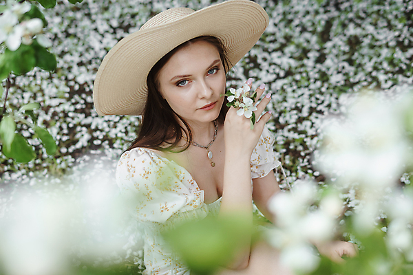 포토 JPG 해외이미지 공원 여자 꽃 잎 목걸이 한명 성인 야외 귀걸이 봄 밀짚모자 쉬폰원피스 성인여자한명만 해외202309 해외포토 식물 모자_잡화 1 계절 원피스 공공시설 장신구 사람 여자한명만 성인여자만 파일형식