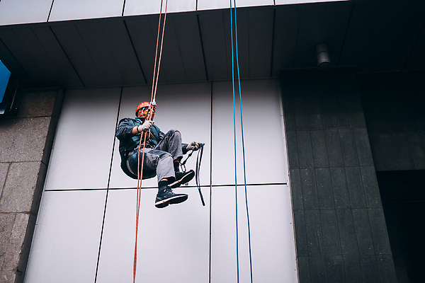 포토 JPG 해외이미지 직업 외관 산업 밧줄 노동자 매달리기 안전 사람없음 야외 건물 등산 장비 공구 업무 헬멧 위험 오르기 산악가 설치 해외202309 해외포토 건축물 줄 컨셉 모션 트래킹 도구 작업 보호장비 파일형식