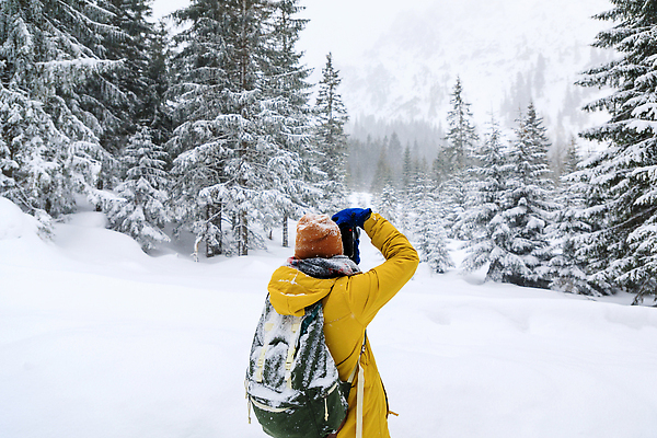 포토 JPG 해외이미지 나무 구름 라이프스타일 계절 유럽 여행 겨울 가방 자연 휴가 산 파노라마 한명 사람 풍경 취미 야외 빛 뷰티 노란색 여행객 걷기 카메라 환경 얼음 하이킹 장비 추위 흰색 숲 사진사 서리 폴란드 하이커 가문비나무 해외202309 해외포토 자연요소 식물 1 잡화 나라 컬러 모션 레저 촬영기법 생활 전자제품 작가 생태계 파일형식