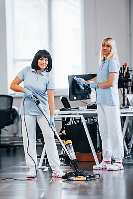 포토 JPG 해외이미지 전신 여자 성인 두명 앞모습 옆모습 사무실 깨끗함 전문직 청소 분무기 걸레 닦기 청소부 대걸레 성인여자만 청소업체 해외202309 해외포토 직업 뷰포인트 컨셉 비즈니스 모션 사람 청소도구 여자만 성인만 파일형식