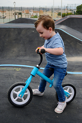 포토 JPG 해외이미지 라이프스타일 공원 도로 길 어린이 스포츠 포즈 이동 가족 교통시설 산 한명 사람 경사 소년 야외 건물 자전거 자유 도전 승차 헬멧 작음 순환 랜드마크 바이크레이서 바이킹 선로 해외202309 해외포토 1 건축물 공공시설 남자 교통 컨셉 관계 모션 생활 바이크 보호장비 크기 시설 파일형식