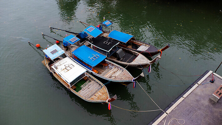 포토 JPG 해외이미지 전통 아시아 모래 파도 바다 섬 여행 백그라운드 교통시설 태국 자연 하늘 낚시 휴가 휴식 안테나 사람 해변 사람없음 야외 파란색 뷰티 여행객 항구 보트 내추럴 드론 푸켓 수평선 해외202309 해외포토 나라 컬러 교통 컨셉 배_교통 통신 레저 시설 생태계 파일형식