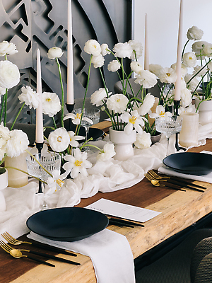 포토 JPG 해외이미지 식기 접시 꽃 안경 탁자 휴가 이벤트 사람없음 식당 검은색 식탁보 흰색 축하 황금 닫기 냅킨 부드러움 해외202309 해외포토 식물 잡화 컬러 가구 컨셉 모션 상점 감각 파일형식