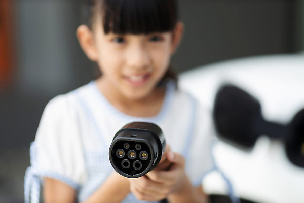 포토 JPG 해외이미지 여자 어린이 미래 한명 들기 상반신 앞모습 아웃포커스 플러그 친환경 충전 충전기 친환경자동차 소녀한명만 해외202309 해외포토 1 뷰포인트 컨셉 모션 자동차 촬영기법 사람 환경 기계 여자한명만 소녀만 파일형식