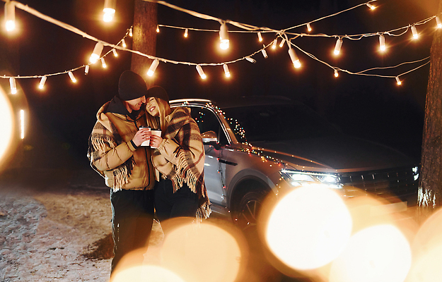 포토 JPG 해외이미지 커플 여자 남자 행복 음료 여행 겨울 전구 안기 자동차 들기 상반신 성인 야외 두명 옆모습 야간 담요 보케 패딩 성인만 차박 해외포토 자연요소 계절 감정 육상교통 뷰포인트 관계 모션 사람 점퍼 캠핑 파일형식