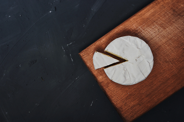 포토 JPG 해외이미지 음식 조각 검은배경 치즈 사람없음 나무도마 까망베르치즈 해외202309 해외포토 백그라운드 유제품 도마 목재 검은색 파일형식