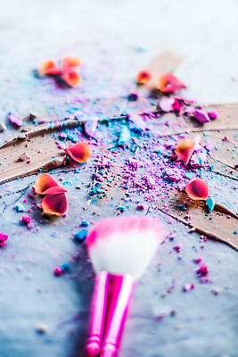 포토 JPG 해외이미지 백그라운드 사람없음 화려 가루 크림 질감 아이섀도 메이크업브러쉬 파운데이션 해외202309 해외포토 컨셉 화장품 붓 파일형식