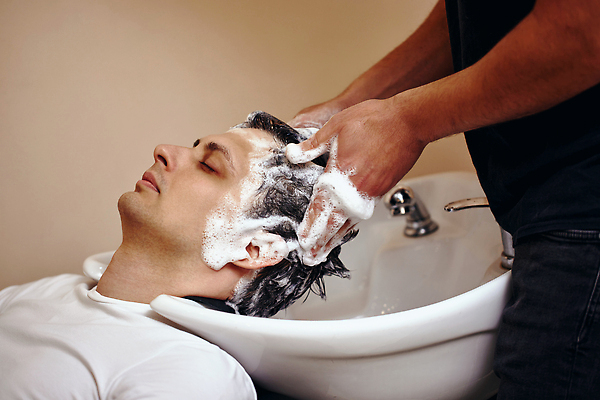 포토 JPG 해외이미지 헤어스타일 손 응시 남자 앉기 상반신 성인 두명 눈감음 거품 장비 미용사 이발 세면대 샴푸 머리감기 이발소 성인남자만 해외202309 해외포토 직업 시선 모션 사람 신체부위 위생용품 청결 뷰티샵 남자만 성인만 파일형식