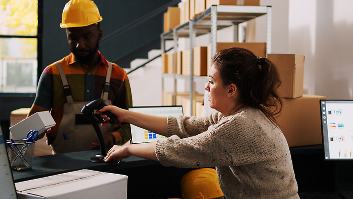 포토 JPG 해외이미지 백인 여자 남자 흑인 노동자 실내 들기 상반신 성인 두명 앞모습 옆모습 상자 작업 안전모 물류창고 스캐너 성인만 해외202309 해외포토 서양인 직업 뷰포인트 모션 사람 내부 헬멧 안전장비 창고 파일형식