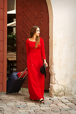 포토 JPG 해외이미지 전신 백인 응시 여자 행복 여행 휴가 거리 한명 성인 앞모습 빨간색 여행객 문 걷기 여행가방 도시 우아함 성인여자한명만 해외202309 해외포토 서양인 1 시선 감정 뷰포인트 컬러 컨셉 가방 모션 사람 여자한명만 성인여자만 파일형식