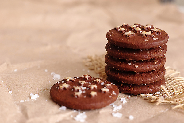 포토 JPG 해외이미지 전통 종이 밧줄 음식 크리스마스 유리 탁자 휴가 디저트 사람없음 갈색 쿠키 초콜릿 화환 우유 시골 신선 원형 닫기 달콤 맛 아침식사 굽기 컵받침 심볼 소금 부드러움 카피스페이스 맛있는 해외202309 해외포토 도형 기념일 꽃 줄 컬러 가구 컨셉 모션 재질 유제품 식사 공백 감각 구이 받침대 파일형식