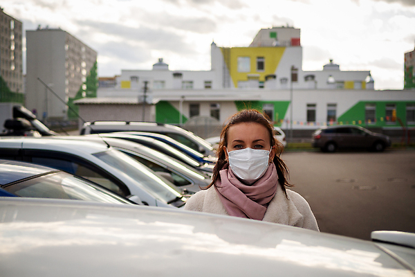 포토 JPG 해외이미지 백인 1 라이프스타일 유럽 얼굴 여행 백그라운드 창문 자동차 거리 프레임 건강 경고 가면 한명 사람 야외 뷰티 여행객 고통 환자 흰색 도시 바이러스 보호 질병 주차 보안 감염 전염병 해외202309 해외포토 서양인 감정 나라 육상교통 컬러 컨셉 의학 안전 생활 신체부위 파일형식