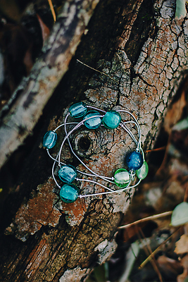 포토 JPG 해외이미지 디자인 컬러 백그라운드 목걸이 장신구 팔찌 자연 유리 실내 선물 미술 사람없음 장식 파란색 빛 컬러풀 뷰티 장미 노란색 유행 금속 흰색 고급 우아함 크리스탈 보석 수집 구슬 오브젝트 질감 보물 내추럴 고립 핸드메이드 스타일 해외202309 해외포토 꽃 컨셉 재질 문화예술 내부 광석 생태계 파일형식